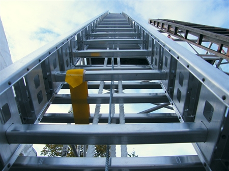 AS TRIPLE EXTENSION LADDER